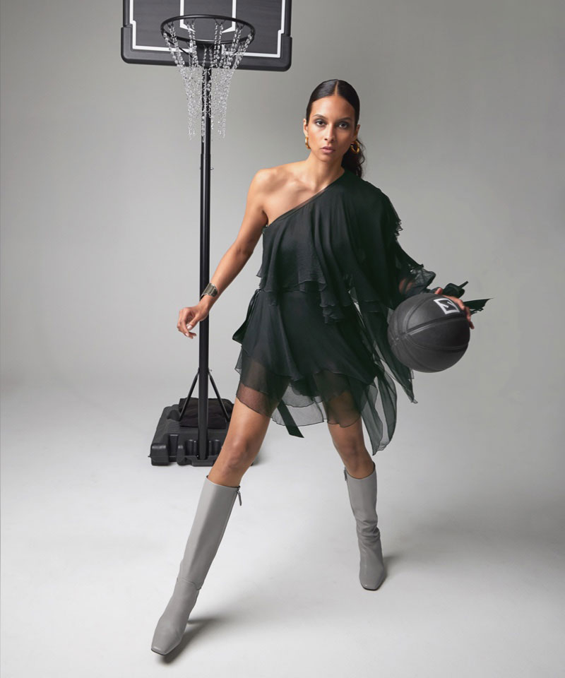 model playing basketball in flexa boot