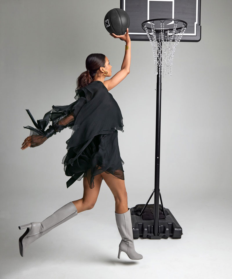 model playing basketball in flexa boot