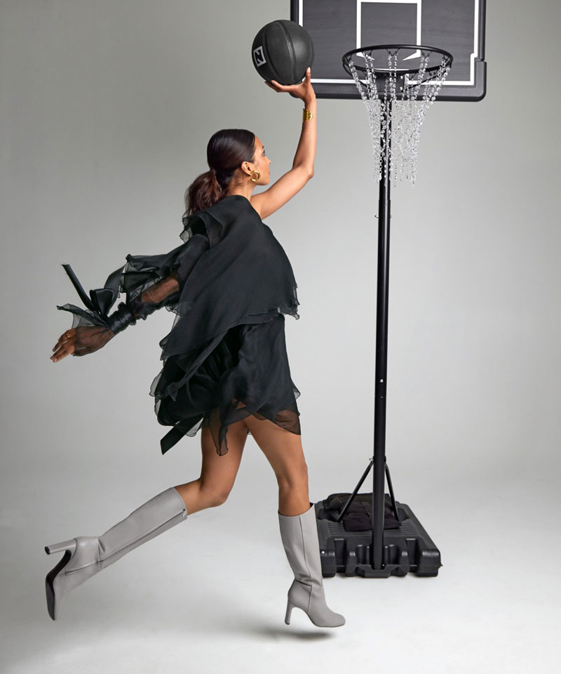 model playing basketball in flexa boot