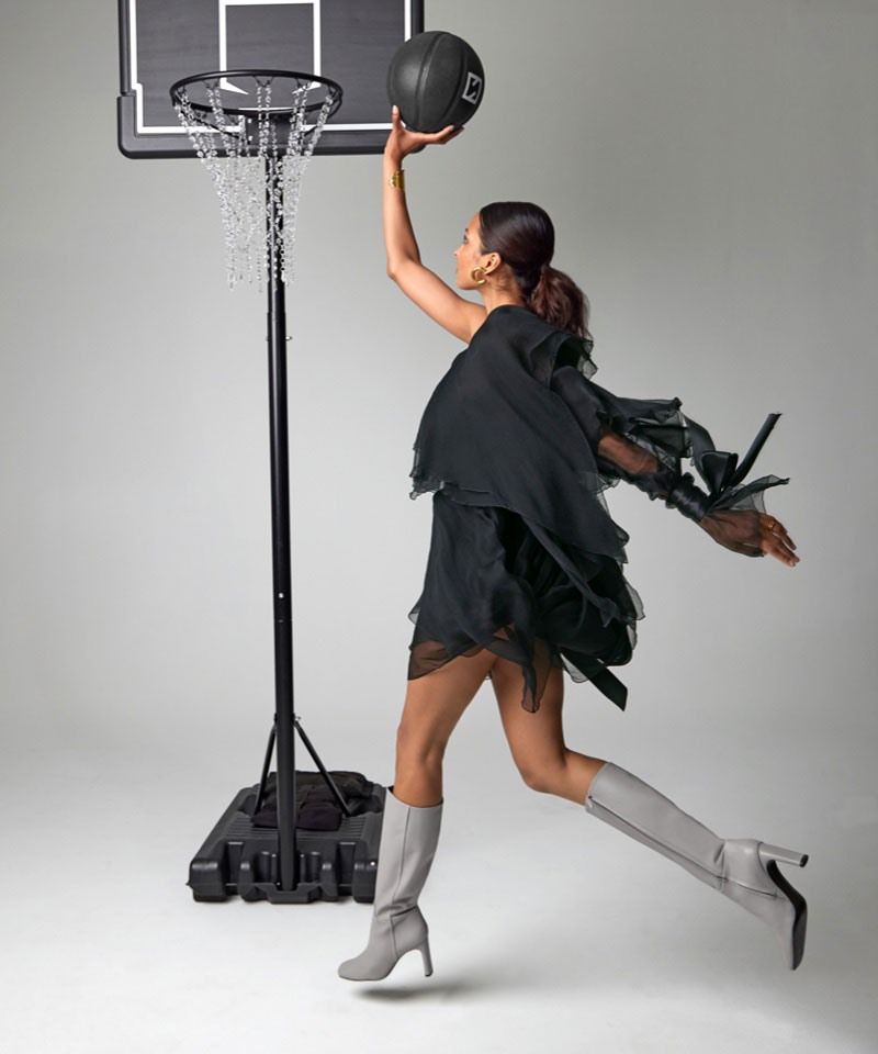 model playing basketball in flexa boot