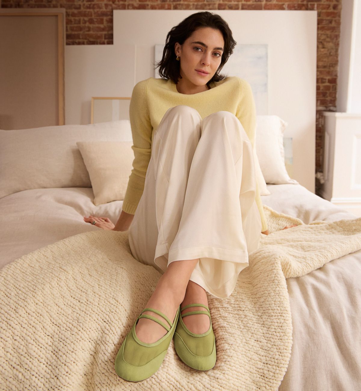 Franco Fietta Mary Jane in green mesh fabric, worn by a woman seated on a bed with crossed ankles.